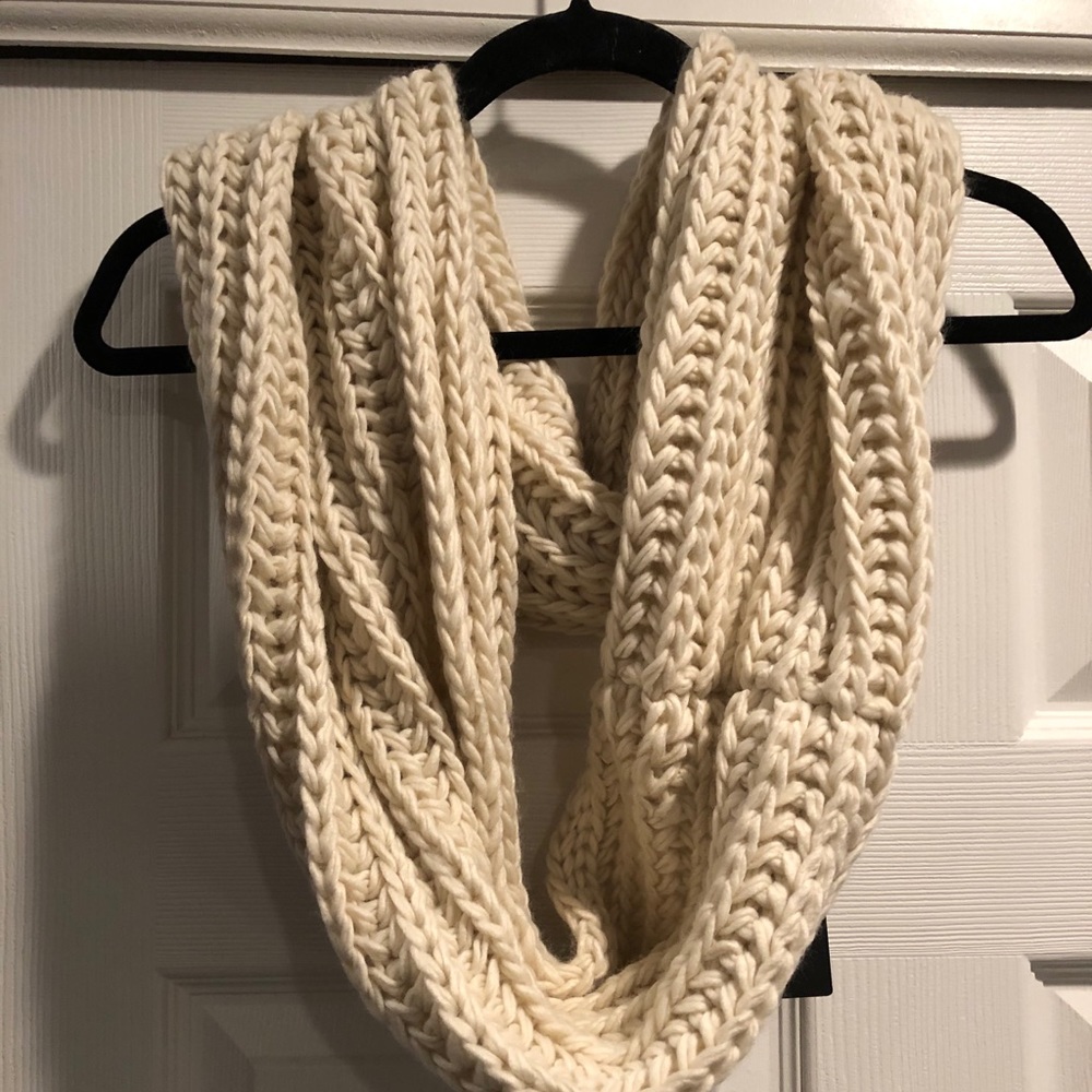 Forever 21 Chunky Knit Scarf, Brand New with Tag!
